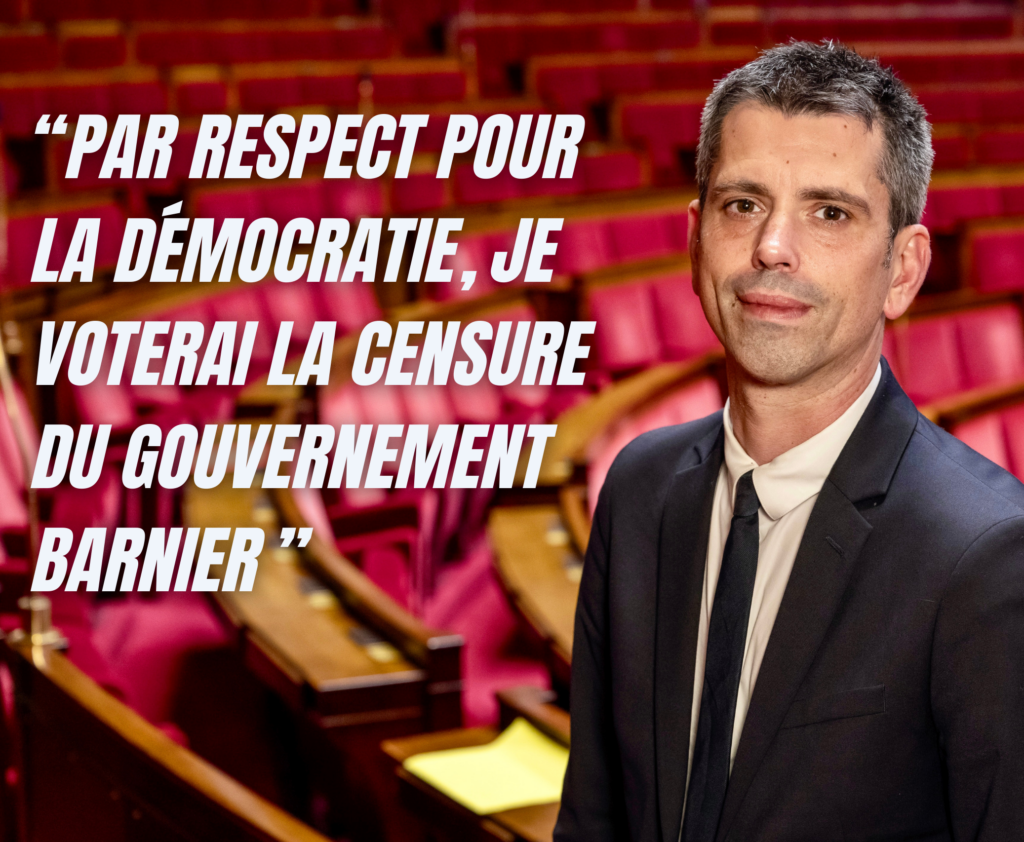 le texte "PAR RESPECT POUR LA DÉMOCRATIE, JE VOTERAI LA CENSURE DU GOUVERNEMENT BARNIER" écrit à côté d'une photo de Tristan Lahais, député d'Ille-et-Vilaine, dans l'hémicycle de l'Assemblée nationale